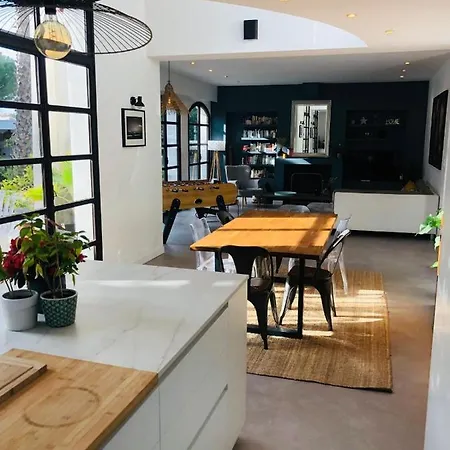 Contemporaine Avec Piscine Sur 1400 M² De Terrain, A 10 Kms Du Cap D Agde