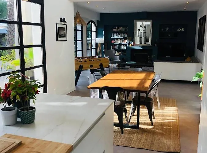 Contemporaine Avec Piscine Sur 1400 M² De Terrain, A 10 Kms Du Cap D Agde
